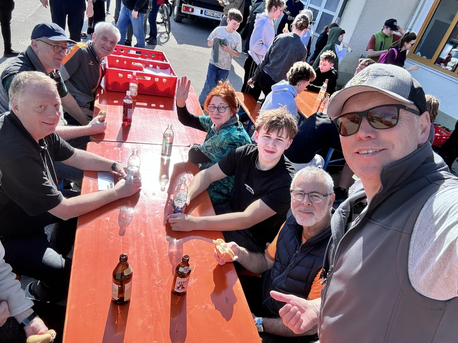 Die Bogenschützen gönnen sich im Anschluß eine Brotzeit